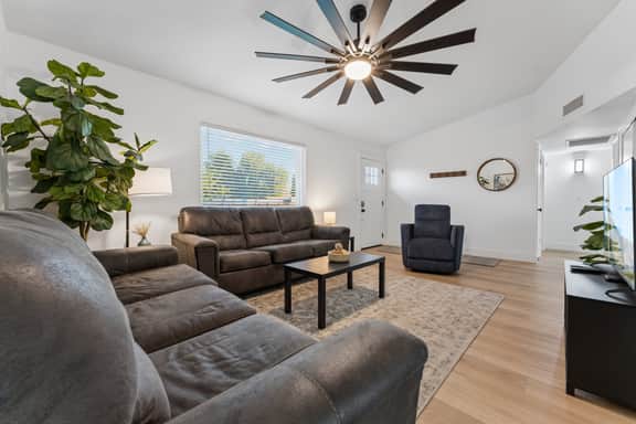 Glorious Glendale Getaway - Image 4